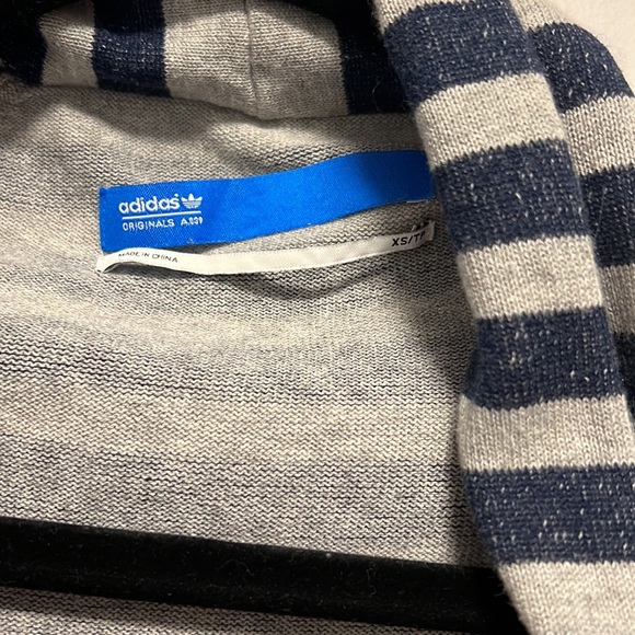 Great condition Adidas cinched bottom sweater in xs - Picture 6 of 6